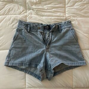 Hollister NWOT high rise paper bag light denim mom shorts, S